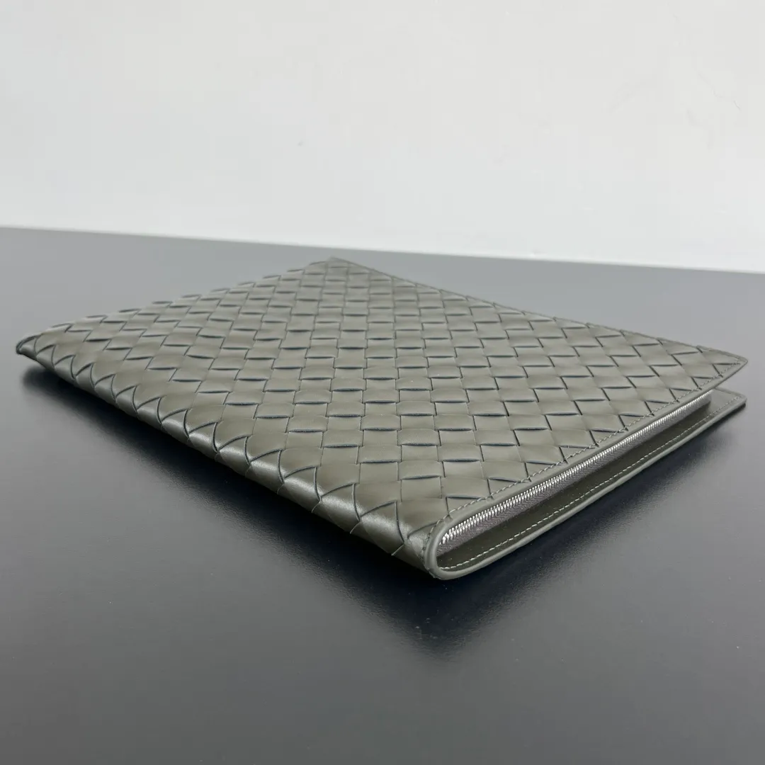 #博特家half-zip clutch bag 607479 intreccio woven clutch bag, low-key and brand-recognizable, made of imported calfskin, showing high-end soft texture and exquisite craftsmanship, with silver hardware half-zip closure, the main compartment provides enough storage space, this bag has a classic appearance that is timeless and practical! Whether it is for daily use or commuting to work, it can instantly improve the overall taste😄 This leather goods is an ideal travel companion, size: 33x24.5x2, P1960